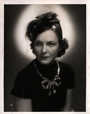 Porträt der jungen Magda Schneider. [1932]. [Signierte Original-Porträtfotografie / signed origin...