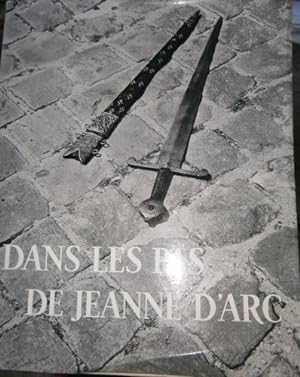 Bild des Verkufers fr Dans les pas de Jeanne d'Arc. Photos de F. Duran. 1964. Broch. 127 pages. 24x30 cm. (Jeanne d'Arc, Histoire, Moyen ge) zum Verkauf von Ammareal