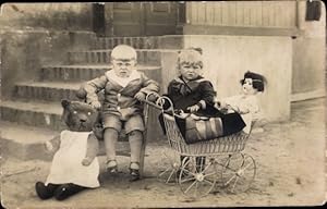 Foto Ansichtskarte / Postkarte Junge und Mädchen mit Teddy und Puppe im Puppenwagen