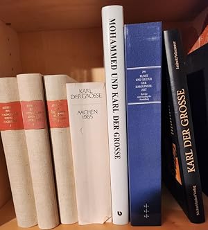 Immagine del venditore per (5 Publikationen zum Karolingerreich:) I: Rau, R.: Quellen zur karolingischen Reichsgeschichte. Drei Bnde. II: Stadt Aachen (Hg.): Karl der Grosse. Werk und Wirkung. III: Gabrieli, F./Guillou, A./Bryce, L./Pirenne, J.H./Steuer, H.: Mohammed und Karl der Grosse. Die Geburt des Abendlandes. IV: Stiegemann, Chr./Wemhoff, M.: Kunst und Kultur der Karolingerzeit. Karl der Groe und Papst Leo III. in Paderborn. Beitrge zum Katalog der Ausstellung. V: Imhof, M./Winterer, Chr.: Karl der Grosse. Leben und Wirkung - Kunst und Archikektur Wirkung venduto da Antiquariat Buechel-Baur