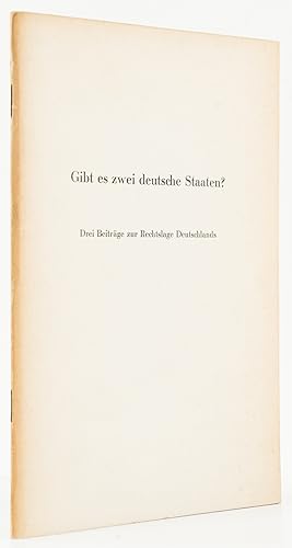 Bild des Verkufers fr Gibt es zwei deutsche Staaten? Drei Beitrge zur Rechtslage Deutschlands. - zum Verkauf von Antiquariat Tautenhahn