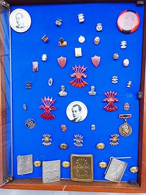 CONJUNTO DE INSIGNIAS, MEDALLAS Y ARTÍCULOS DE LA FALANGE, JOSÉ ANTONIO. Con vitrina.