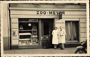 Foto Ansichtskarte / Postkarte Hamburg, Zoo-Meyer, Tierhandlung, Verkäufer, Schaufenster