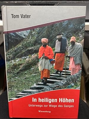 Imagen del vendedor de In heiligen Hhen : unterwegs zur Wiege des Ganges. Schneebedeckte Berggipfel, unheimlich knackende Gletscher, wandernde Asketen und zahllose Pilger; Tempel, Schreine und Karawansereien, britische Hill Stations, dampfende Linsensuppe und im Tonofen gebackenes warmes Brot, abgelegene, Jahrhunderte alte Bergpfade, ab und zu eine Herde Bergziegen und vor allem die heiligen Wasser des Ganges und seiner Neben- und Zuflsse sind Thema dieses Buches. Der heilige Fluss, der im Garhwal Himalaja in Nordindien auf dem Dach der Welt entspringt, soll die Seele reinigen und von den Snden frherer Leben erlsen, bevor er zur Ganga Ma, der Mutter Ganga, wird, und durch Uttar Pradesh, Bihar und West Bengalen in Richtung Kolkata fliesst. Dies soll kein esoterischer oder spiritueller Reisefhrer sein. Die Reise fhrt durch das heutige Indien, durch die Gegenwart des 21. Jahrhunderts, in der sich die Postmoderne und Jahrhunderte alte Traditionen in buntem, berwltigendem und berauschenden Chaos vermisch a la venta por bookmarathon