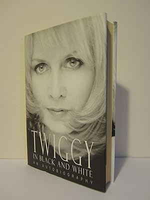 Immagine del venditore per Twiggy in Black and White venduto da HADDON'S