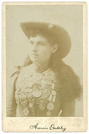 Original Circa 1892 Cabinet Card Portrait Photograph of the Wild West Show Sharpshooter Annie Oakley