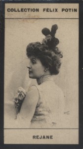 Photographie de la collection Félix Potin (4 x 7,5 cm) représentant : Gabrielle Réjane, comédienn...