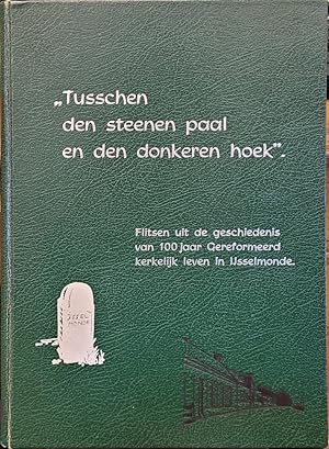 Bild des Verkufers fr Tusschen den steenen paal en den donkeren hoek - Flitsen uit de geschiedenis van 100 jaar Gereformeerd kerkelijk leven in Ijsselmonde zum Verkauf von Antiquariaat Looijestijn