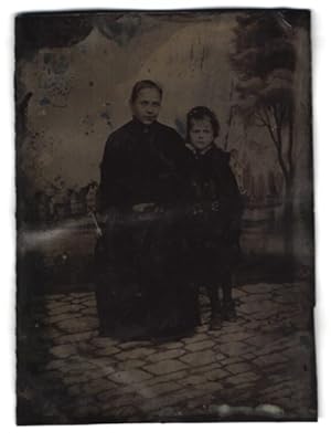 Fotografie Ferrotypie Mutter mit ihrer Tochter in dunklen Kleidern vor einer Studiokulisse