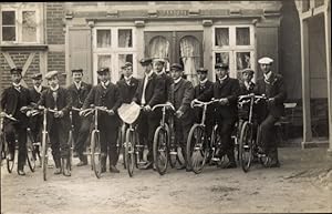 Foto Ansichtskarte / Postkarte Klub Baltia, Junge Männer mit ihren Fahrrädern, Gruppenbild