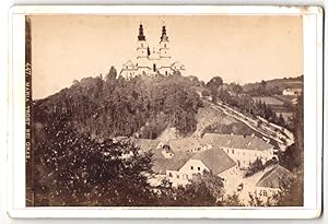 Fotografie unbekannter Fotograf, Ansicht Graz-Mariatrost, Blick auf die Basilika Mariatrost mit T...