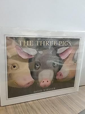 Imagen del vendedor de The Three Pigs a la venta por Chamblin Bookmine