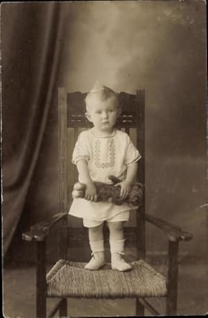 Foto Ansichtskarte / Postkarte Kleinkind mit Teddy steht auf einem Stuhl, Portrait