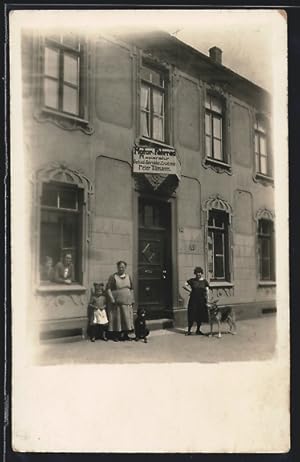 Bild des Verkufers fr Foto-Ansichtskarte Krefeld, Motor- und Fahrradreparatur Peter Tillmann, Fassade mit Damen, Kindern und Hunden, 1925 zum Verkauf von Bartko-Reher