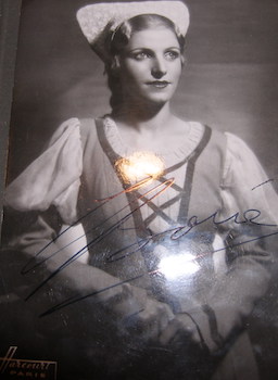 Autographed B&W Photo of [Georie Baue], Costume de l'Faust.