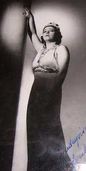 Autographed B&W Photo of Vera Peeters, costume de "La Tosca"