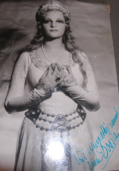 Autographed B&W Photo of Elen Dosia.