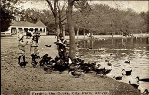 Bild des Verkufers fr Ansichtskarte / Postkarte Denver Colorado USA, kleine Kinder fttern die Enten im City Park zum Verkauf von akpool GmbH