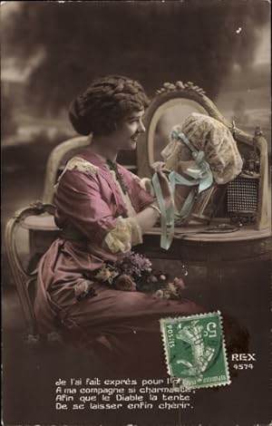 Ansichtskarte / Postkarte Frau mit Spitzenhaube in der Hand