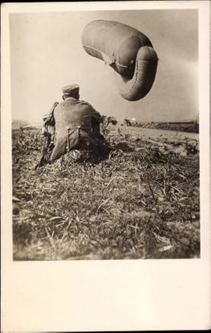 Foto Ansichtskarte / Postkarte deutscher Soldat in Uniform, Fesselballon