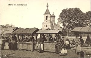 Ansichtskarte / Postkarte Miedzyrzecz Polen, Marktplatz vor der Kirche, Frauen