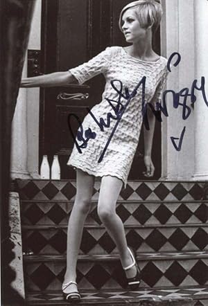 Bild des Verkufers fr Lesley `Twiggy` Lawson Autograph | signed photographs zum Verkauf von Markus Brandes Autographs GmbH