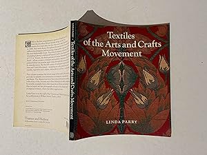 Immagine del venditore per Textiles of the Arts and Crafts Movement venduto da La Social. Galera y Libros