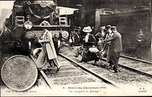 Ansichtskarte / Postkarte Frankreich, Eisenbahnstreik 1910, Bahnhof, Lokomotive, Passagiere überq...