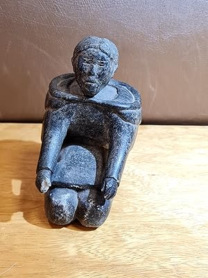 Eskimo - Inuit: Geschnitzte Speckstein-Figur eines knieenden Eskimos.