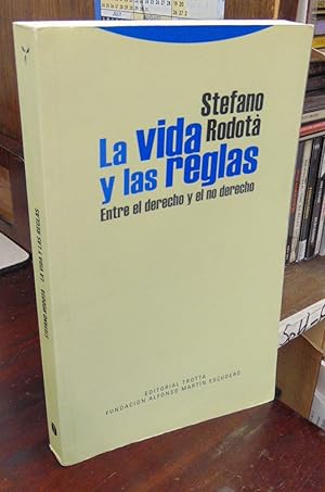 Imagen del vendedor de La vida y las reglas: Entre el derecho y el no derecho a la venta por Atlantic Bookshop