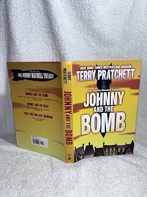 Image du vendeur pour Johnny and the Bomb (Johnny Maxwell Trilogy) mis en vente par JMCbooksonline