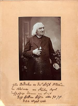 Franz Liszt. Halbfigur nach rechts. Originalfotografie (Louis Held, Weimar). Albuminabzug.