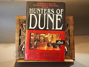 Imagen del vendedor de Hunters of Dune a la venta por Strange Aeon Books