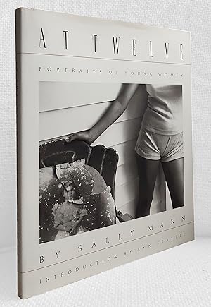 Image du vendeur pour At Twelve. Portraits of young women by Sally Mann. Introduction by Ann Beattie mis en vente par Versand-Antiquariat Dr. Gregor Gumpert