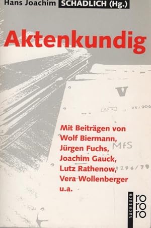 Immagine del venditore per Aktenkundig. Hans Joachim Schdlich (Hg.). Mit Beitr. von Wolf Biermann . / Rororo ; 9613 : rororo-Sachbuch venduto da Schrmann und Kiewning GbR