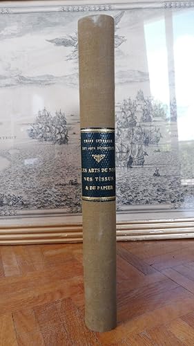 Imagen del vendedor de Les Arts du bois, des tissus et du papier. Mobilier national et priv. Tapisseries. Tissus. Objets orientaux. Livres et reliures. Gravures. Papiers peints. Salle rtrospective du mobilier moderne. Reproduction des principaux objets d'art exposs en 1882  la 7e exposition de l'Union Centrale des Arts Dcoratifs a la venta por Hic Sunt Dracones