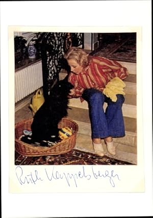 Bild des Verkufers fr Foto Autogramm Schauspielerin Ruth Kappelsberger, mit Hund zum Verkauf von akpool GmbH