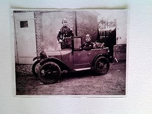 Feuerwehr, Feuerwehrmann im Auto / Schlauchwagen, Feuerwehrmusiker mit Trompete, Fotografie, ca. ...