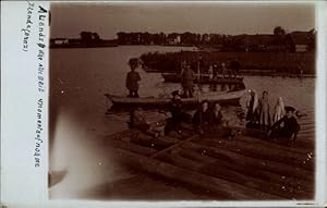 Foto Ansichtskarte / Postkarte Flößer auf einem Fluss, Boote