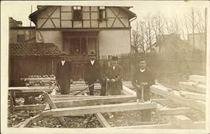Foto Ansichtskarte / Postkarte Männer auf einer Baustelle, Holzbalken, Gerüst