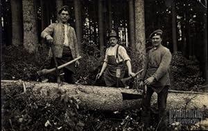 Foto Ansichtskarte / Postkarte Holzfäller im Wald, Baumstamm, Axt, Soldat in Uniform