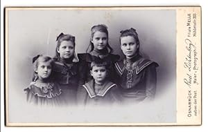 Bild des Verkufers fr Fotografie Rud. Lichtenberg, Osnabrck, vier Schwestern mit ihrem Kleinen Bruder der grsse nach Aufgestellt zum Verkauf von Bartko-Reher