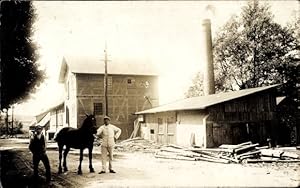 Foto Ansichtskarte / Postkarte Partie an einem Sägewerk, Mann mit Pferd