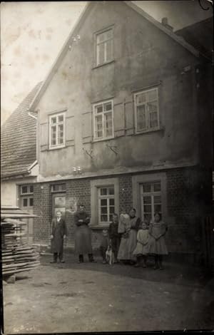Foto Ansichtskarte / Postkarte Familie vor einem Wohnhaus, Gruppenaufnahme