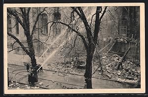 Ansichtskarte Stuttgart, Brand des alten Schlosses 1931, Feuerwehr beim Löschen