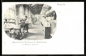 Ansichtskarte Sèvres, Manufacture Nationale de Porcelaine, Les Mouleurs répareurs