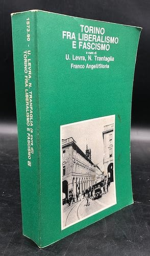 Imagen del vendedor de TORINO fra LIBERALISMO e FASCISMO. [Quattri saggi innovativi, in base aglli sviluppi delle ricerche degli anni '80 su documenti a stampa tra le due guerre, di DOLZA, MUSSO, MANA, D'ORSI]. a la venta por Libreria Le Colonne