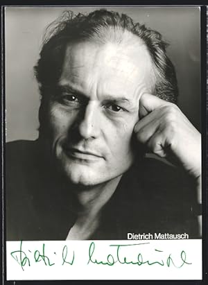 Bild des Verkufers fr Ansichtskarte Schauspieler Dietrich Mattausch mit aufgeschlossenem Blick, mit original Autograph zum Verkauf von Bartko-Reher