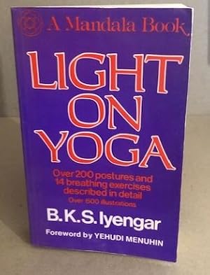 Imagen del vendedor de Light on Yoga (Mandala Books) a la venta por librairie philippe arnaiz