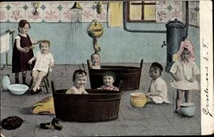 Ansichtskarte / Postkarte Kinder im Badezimmer, Nachttöpfe, Waschwanne